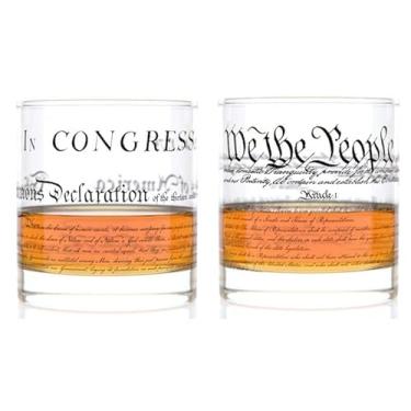 Imagem de Well Told Copos de uísque autênticos da Constituição e Declaração de Independência dos EUA (325 ml, conjunto de 2) Conjunto de copos de uísque We The People, copos de coquetel patrióticos americanos à