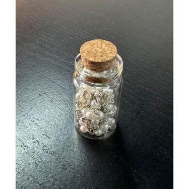 Imagem de Terço N. Sra. Das Graças Pérola Com Fecho Prateado + Garrafa Vidro C4 