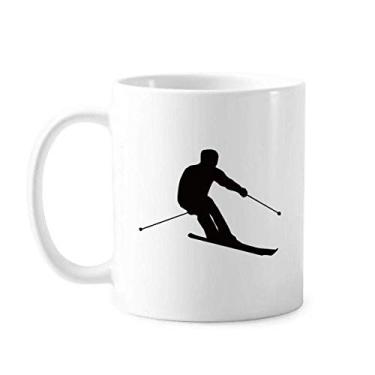 Imagem de Caneca preta de cerâmica para esportes de inverno com contorno de esqui e cerâmica para café