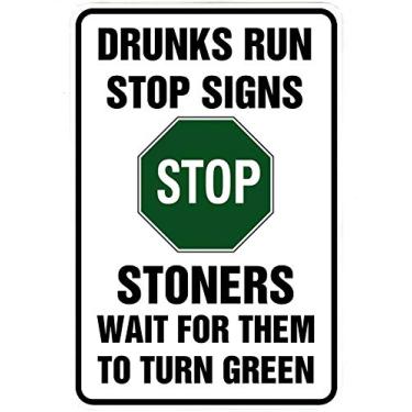 Imagem de Drunks Run Stop Signs – Placa de metal engraçada para sua garagem, caverna, quintal ou parede. Por Custom Kraze
