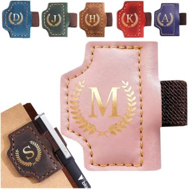 Imagem de Marcador de livro personalizado com suporte de caneta, marcador magnético de couro, 26 letras, presentes para amantes de livros, leitores, marcadores de livro de couro para homens e mulheres (rosa, M)