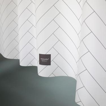 Imagem de onesevennine Cortina de chuveiro de designer coreana – Sem costura, resistente à água (180 cm L x 208 cm C) Espinha de peixe – Inclui 12 ganchos de plástico para fácil configuração