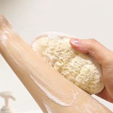 Imagem de 2 esfregadores de esponja de bucha natural, esponja esfoliante para banho de banho para homens e mulheres, conjunto de esponja de bucha de limpeza de rosto e corpo, esfregão corporal orgânico para spa