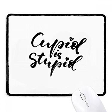 Imagem de Mousepad estilo citação Cupid is Stupid Tapete preto com borda costurada antiderrapante