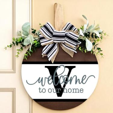 Imagem de Guirlanda personalizada para porta da frente com inicial familiar (A-Z) - placa de boas-vindas de madeira de 30 cm, guirlanda de eucalipto e cabide rústico de serapilheira | Decoração de varanda de