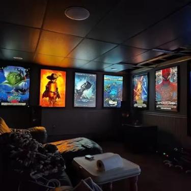 Imagem de HKSIGN Moldura de pôster de filme retroiluminada por LED, 45,7 x 61 cm, preta, para decoração de home theater e sala de cinema