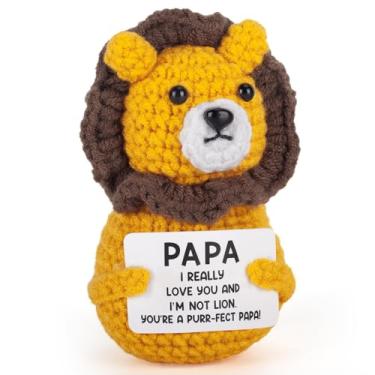 Imagem de Soobeeke Positive Crochet Animals Mini Lion Keepsake with “PAPA I Really Love You & I’M NOT Lion” Card – Emotional Support Crochet Gifts for Dad or Grandpa, Father’s Day, Birthday, from Grandkids