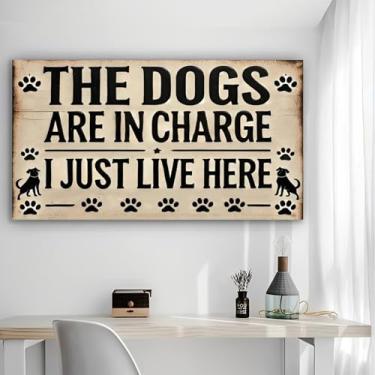 Imagem de THE DOGS ARE IN CHARGE I JUST LIVE HERE Arte de parede em tela rústica - Pôster sem moldura de 30,5 x 61 cm - Decoração de casa e escritório para sala de estar, quarto, cozinha e café