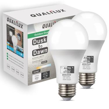 Imagem de QUALILUX Lâmpadas de LED ao ar livre, 9,5W 850 Lumen, equivalente a 60W, A19 E26, sensor de fotocélula integrado, lâmpadas inteligentes liga/desliga automáticas, pode usar fechado, luz do dia 5000K, pacote com 2