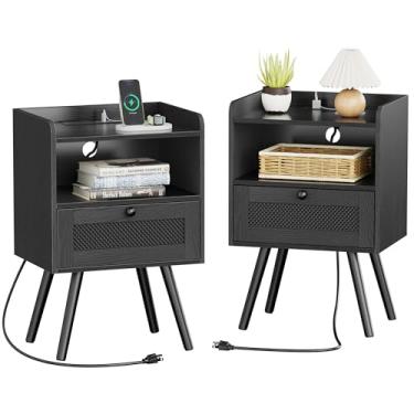 Imagem de SUPERJARE Mesas de cabeceira com estação de carregamento, conjunto de 2 mesas de cabeceira com gavetas de superfície texilene, mesa lateral de vime com armazenamento e pés de madeira maciça, mesa de