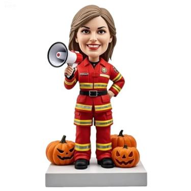Imagem de Bombeiro de Halloween Bobblehead - Feminino com Megafone e Abóboras Esculpidas, Tributo Artesanal para Mulheres Bombeiras, Perfeito para Decoração de Festas e Presentes
