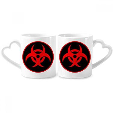 Imagem de Conjunto de canecas de porcelana para casais com símbolo de radiação tóxica química perigosa vermelha e alça de coração