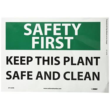 Imagem de NMC Placa SF130PB OSHA, legenda "SAFETY FIRST - MANTENHA ESTA PLANTA SEGURANÇA E LIMPA", 35,5 cm de comprimento x 25,4 cm de altura, vinil sensível à pressão, preto/verde em branco