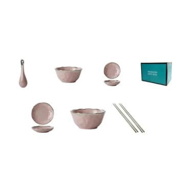 Imagem de Cerâmica fresca sob o esmalte, pratos requintados, utensílios de mesa nórdicos domésticos - duas pessoas comem martelo roxo