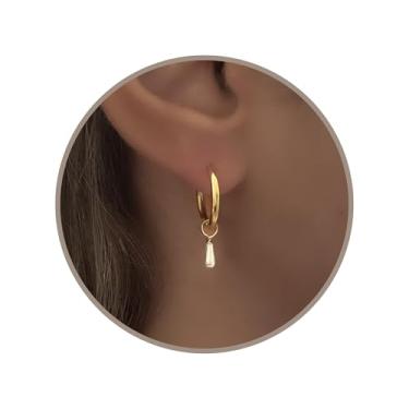 Imagem de Annika Bella Brincos de argola Huggie, delicados Huggies com pingente pendurado, argolas pequenas com pingentes, brincos hipoalergênicos de ouro ou prata sem manchas para mulheres, presente para ela