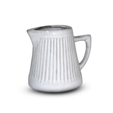 Imagem de Jarra-Leiteira de Cerâmica Frisada 1.2L – Louças Decorativas Vintage, Ideal para Cafeterias, Padarias, Confeitarias, Casa e Chá (Madri)