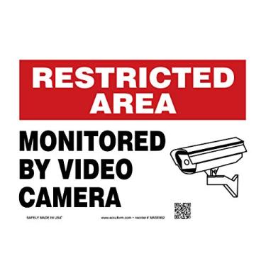 Imagem de Accuform Placa de segurança de plástico MASE902VP, legenda "Área restrita monitorada por câmera de vídeo" com gráfico, 18 cm de comprimento x 25 cm de largura x 0,1 cm de espessura, vermelho/preto no