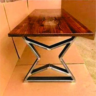Imagem de Mesa de tampo de madeira e pés em estrela em metalon