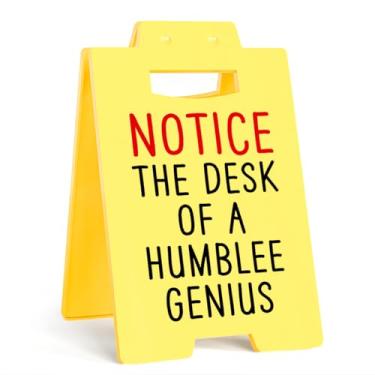 Imagem de Placa engraçada de mesa de escritório A mesa de um gênio humilde, decorações de cubículos pequenos e divertidos presentes para colega de trabalho de equipe, funcionário, chefe (amarelo)