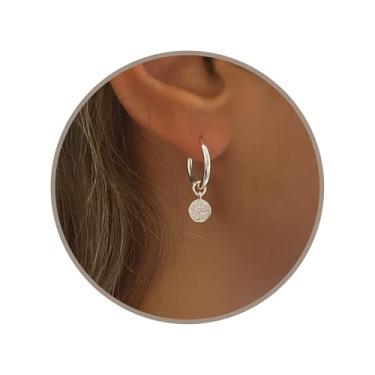 Imagem de Annika Bella Brincos de argola Huggie, delicados Huggies com pingente pendurado, argolas pequenas com pingentes, brincos hipoalergênicos de ouro ou prata sem manchas para mulheres, presente para ela