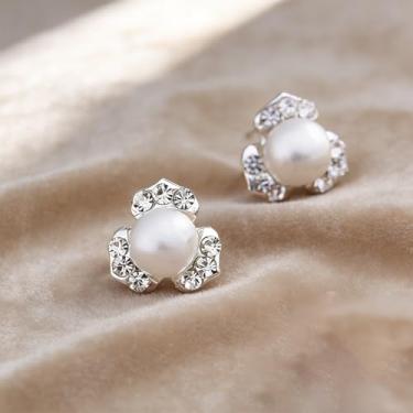 Imagem de Brincos femininos em forma de pérola com design de diamante falso brilhante, fofos e exclusivos, adequados para o dia a dia e qualquer ocasião.