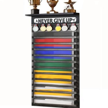 Imagem de Rack de exibição 3 em 1 de karatê e 10 cintos de taekwondo com gancho para medalhas, porta-fotos e design à prova de poeira de feltro (nunca desista, 12 cintos)
