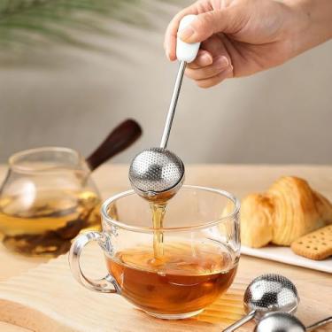 Imagem de Coador de chá multifuncional de aço inoxidável, esférico giratório de um lado com cabo macio, coador de chá de malha fina portátil (branco)