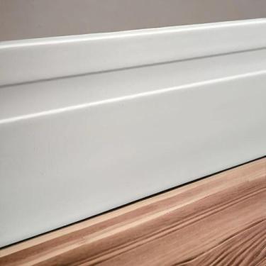 Imagem de Kit Rodapé de Poliestireno Frisado 5 Barras de 10cm x 240cm Rende 12 M