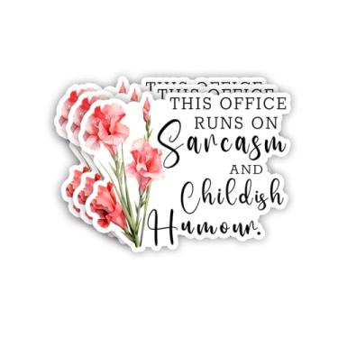 Imagem de (3 peças) Adesivo This Office Runs On Sarcasm and Childish Humour Sticker Funny Sayings Humorístico Espaço de Trabalho Vinil Decalque para Tumbler Laptop Kindle Garrafas de Água Livros Telefone