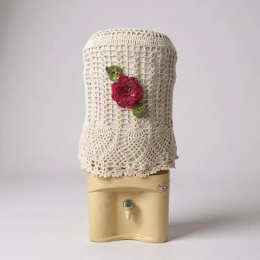 Imagem de Capa Para Galão De Água 20l Bordada 46x38cm Crochê Artesanal (Vermelho Escuro)