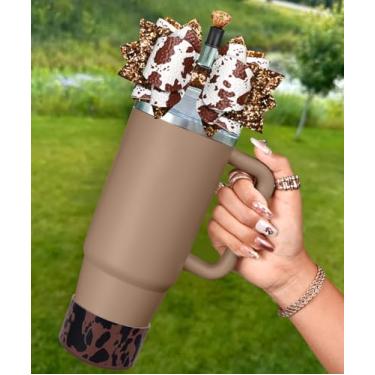 Imagem de Toykee Bota de copo com capa de canudo para Stanley 40 850 g - Linda estampa de vaca com laço e tampas de diamante marrom com protetor inferior, conjuntos de 3 peças para acessórios de copo