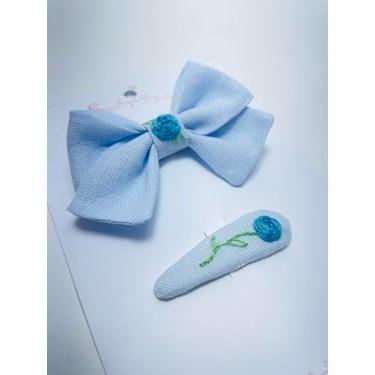 Imagem de Kit de laço em linho com tic tac do mesmo tecido bordados à mão (azul)