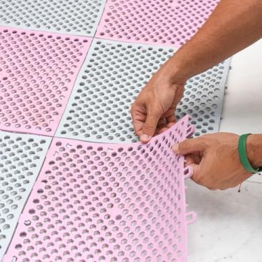 Imagem de 6 Tapete Para Box Canil Banheiro Vestiário Chuveiro Piso Modular Estrado Antiderrapante 30x30cm Triboshop (Rosa/Branco)