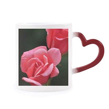 Imagem de Caneca rosa vermelha com rosas e flores sensíveis ao calor, copo de grés que muda de cor vermelha