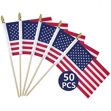 Imagem de YADOO 50 pacotes de pequenas bandeiras americanas em bastão 10 x 15 cm/Mini bandeiras americanas/pequena bandeira dos EUA/bandeiras manuais para decorações do Memorial Day e 4 de julho, ponta de lança de segurança de poste de madeira maciça