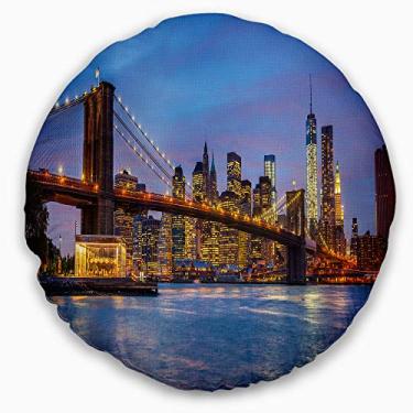 Imagem de Ponte do Brooklyn Designart com luzes e reflexos, paisagem urbana, sala de estar, sofá, enchimento + capa de almofada impressa em ambos os lados 50 cm