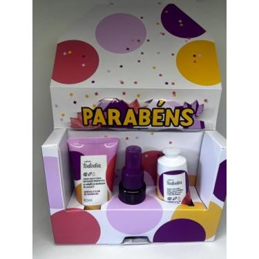 Imagem de NATURA, KIT PRESENTE FELIZ DIA LINHA TODO DIA AMEIXA E FLOR DE BAUNILHA, IDEAL PARA PRESENTEAR, CONTENDO 03 ÍTENS CREME PARA O CORPO, BODY SPLASH E CREME PARA AS MÃOS EM EMBALAGEM PERSONALIZADA COM A PALAVRA PARABÉNS EM ALTO RELEVO