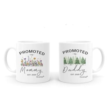 Imagem de PEJAFAN Promoted To Parents Mommy Daddy Est 2025 Canecas de café, Nova mãe e pai pela primeira vez 2025 presentes para casais, conjunto de presente para mamãe e papai (Pais 2025)