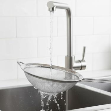 Imagem de Peneira de Cozinha em Aço Inox, 10cm de Diâmetro, Malha Fina, Cabo Longo, para Filtrar Líquidos e Secos