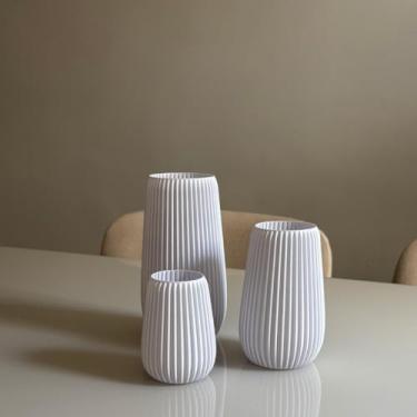 Imagem de Kit 3 Vasos Decorativos Minimalistas – Cachepot Branco Leve e Resistente 10cm, 14cm e 18cm(KIT 3 VASOS BRANCO)