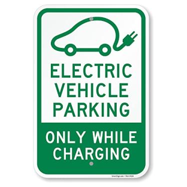 Imagem de SmartSign Placa de metal "Electric Vehicle Parking - Only While Charging" de 45,72 x 30,48 cm, composto de alumínio (ACM), material refletivo de grau de engenheiro, verde e branco