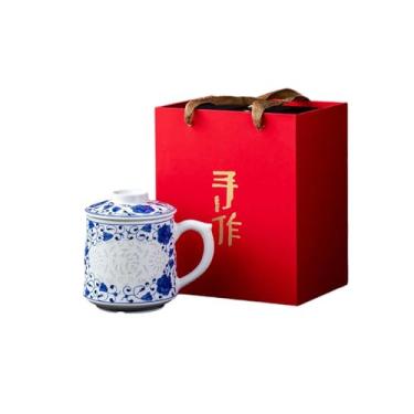 Imagem de Xícaras de chá de porcelana branca requintadas pintadas à mão em azul e branco xícaras de chá de hospitalidade doméstica - flores azuis e brancas sortidas