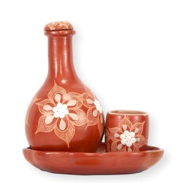 Imagem de Vale do Jequitinhonha Moringa Artesanal em Cerâmica Vermelho Terra com Flores Pintadas à Mão, Conjunto com Copo e Aparador, 850ml, (D46A)