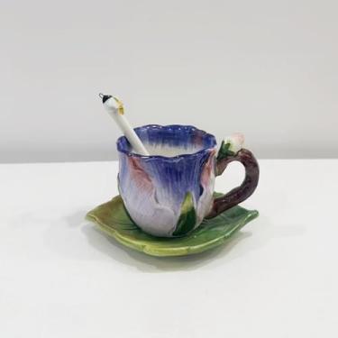 Imagem de Minigift Conjunto de pires de xícara de café expresso Pansy Ltalian pintado à mão em cerâmica, flor 3D com design de colher de borboleta, 90 ml (roxo)