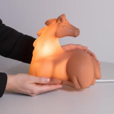 Imagem de Luminária de Mesa 3D Cavalo Decorativa Bivolt em LED para Ambientes Sofisticados