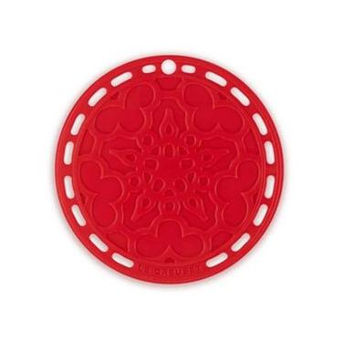 Imagem de SUPORTE LE CREUSET SILICONE FRENCH PARA PANELAS 20CM VERMELHO 93007300060002