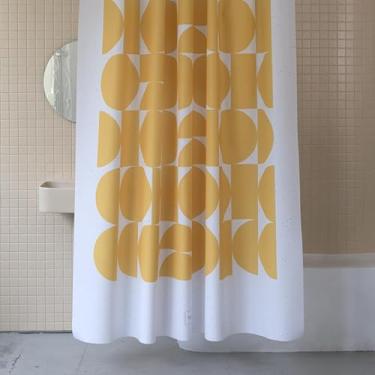 Imagem de onesevennine Cortina de chuveiro de designer coreana – Sem costura, resistente à água (180 cm L x 208 cm C) Retroflow-Yellow – Inclui 12 ganchos de plástico para fácil configuração