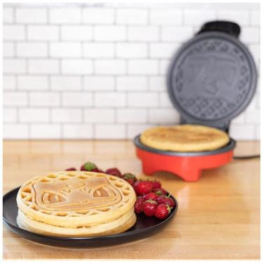 Imagem de Máquina de Waffle, Tema Pokémon Bulbasaur com Revestimento Antiaderente, 110V 900W, Uncanny Brands, Preto e Vermelho