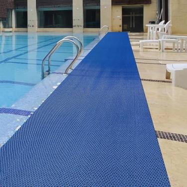 Imagem de WLWLEO Tapetes de Piscina 9,5 cm x 5,8 m Resistente Drenagem Comercial Antiderrapante 5,5 mm de Espessura Design Oco Interior Exterior Área Úmida Tapete Antiderrapante para Banheiro Público Chuveiro