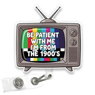 Imagem de VOTANTA - Carretel de crachá Please Be Patient With Me I'm From The 1900s TV Nurse acrílico retrátil com clipe, porta-crachá engraçado vintage millennia sarcástico presentes para enfermeira médica e